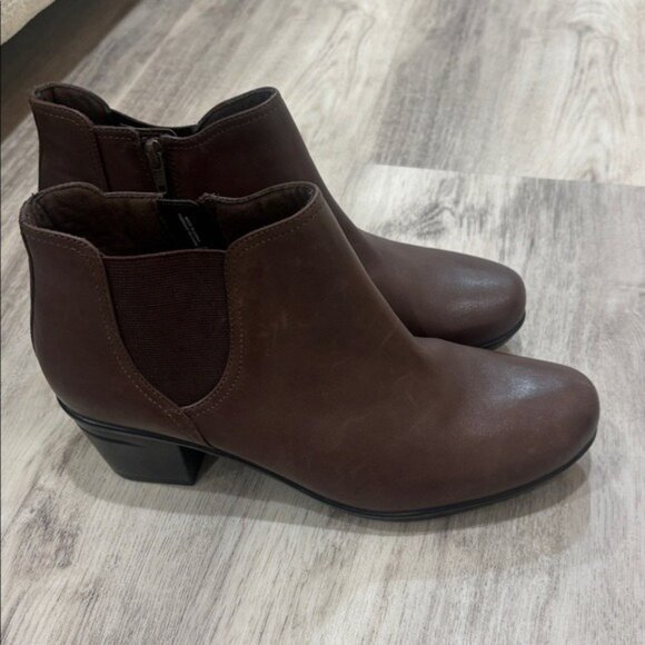 Clarks Brown Ankle Boots size 9.5 like new - Picture 2 of 8